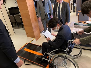 【写真】車いす実技を体験している様子
