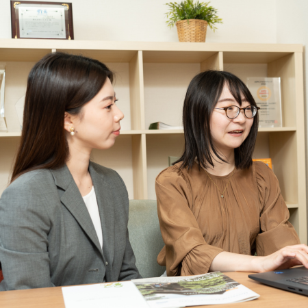 （写真）社員