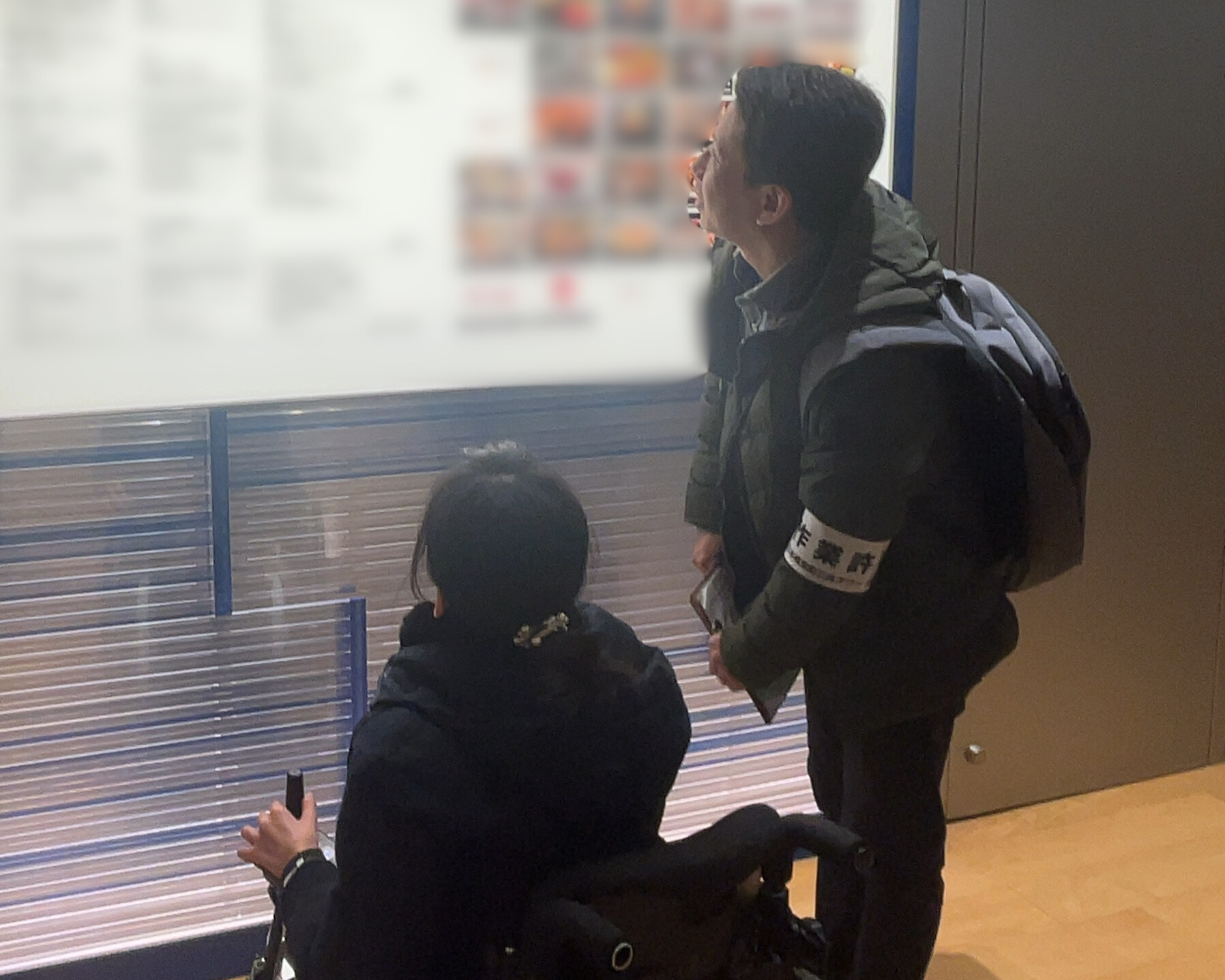 （写真）社員が調査をしている様子