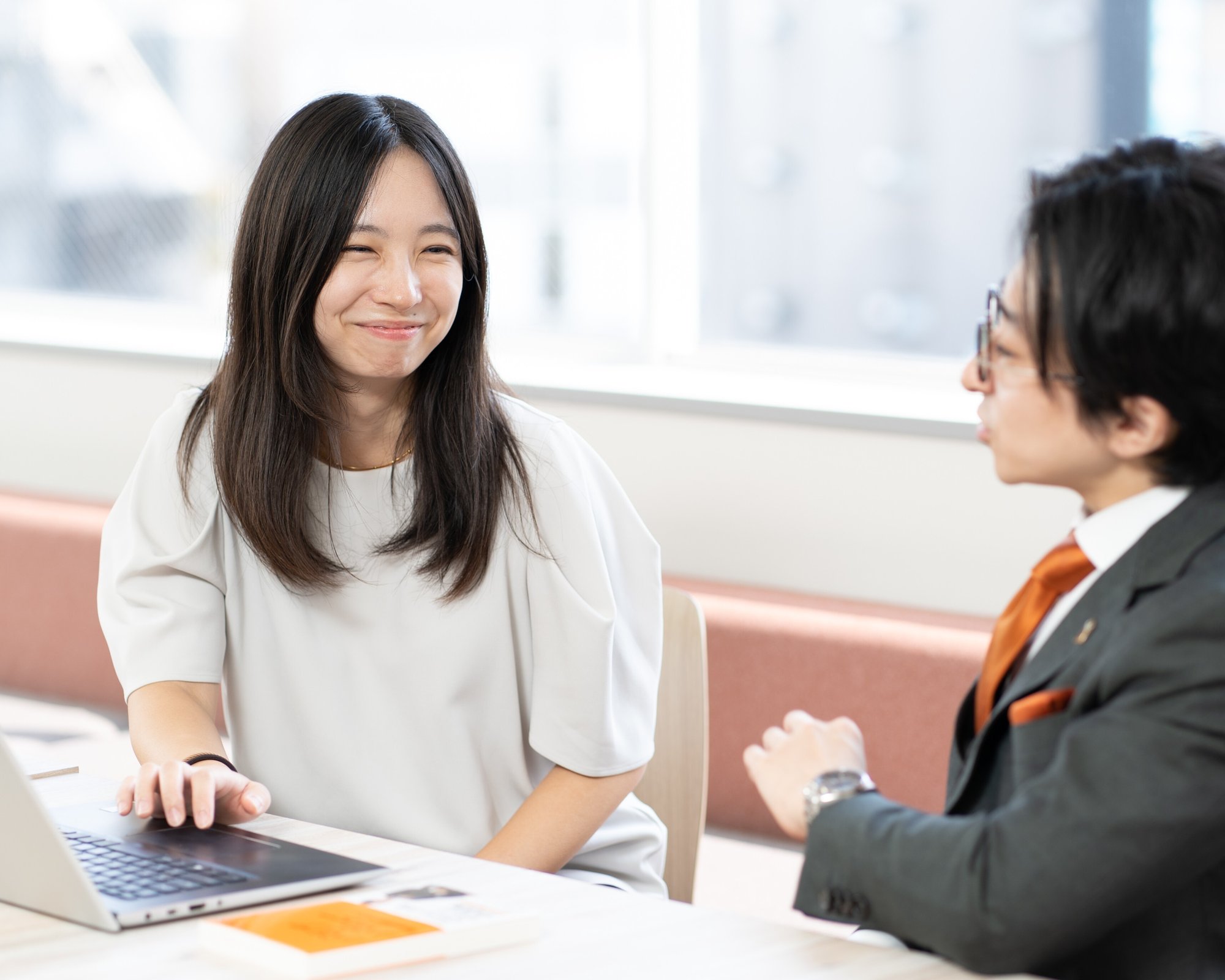 （写真）社員と社長