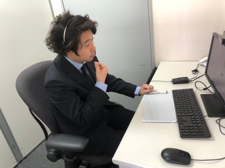 写真　遠隔で手話通訳する様子