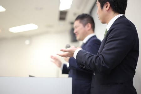 写真　手話通訳する様子