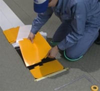 両面テープでの施工の様子