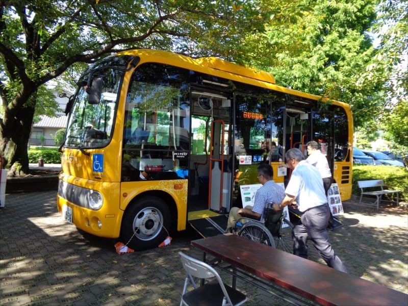 画像　日野自動車様の社員の車いす体験の様子