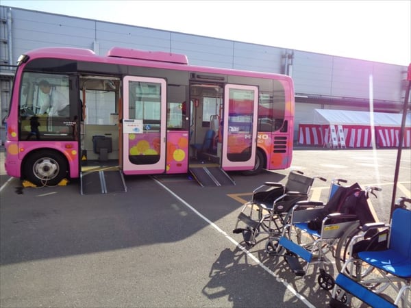 画像　日野自動車様のバスと車いすが映った写真