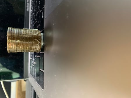写真 10円玉を20枚ほど重ね合わせ、キーを押しやすくするもの