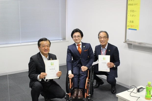 2022年度に実施したユニバーサルマナー検定3級の会場にて （東洋テックグループ 代表取締役会長 田中（右）、代表取締役社長 池田（左）／ミライロ 代表取締役社長 垣内（真中））