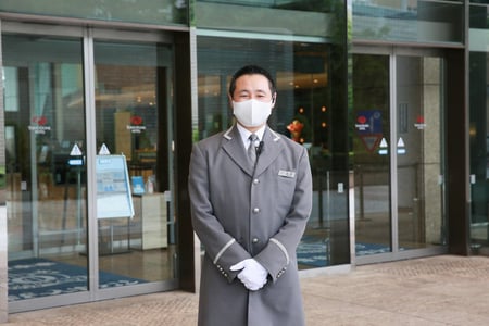 写真　3秒で筆談してくださったドアマン