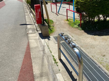 写真 L型溝を2㎝切り下げている公園の入り口