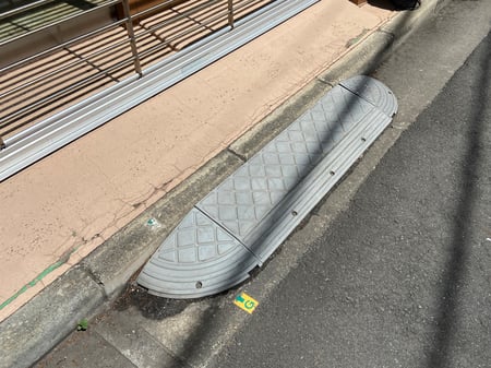 写真 簡易スロープを設置している道