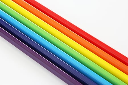 【写真】それぞれ1色ずつ虹の色がついている7本の棒