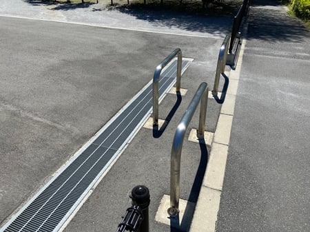 写真　横から見たU型の車止め。前後の間隔が狭い。