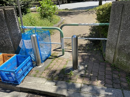 写真　車止め部分がごみ置き場になっている写真