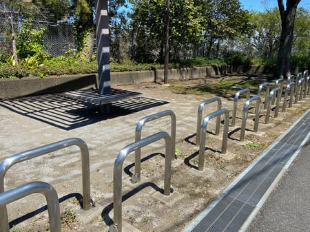 写真　U型の車止め。重なるように設置されているため、ベビーカーや車いすが通れない。