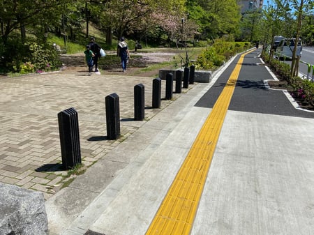 写真　公園入口にある、等間隔に並べられたポール型の車止め
