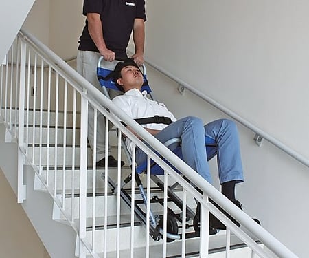 写真　非常用階段避難車に動けない人を乗せ、階段を下りている様子
