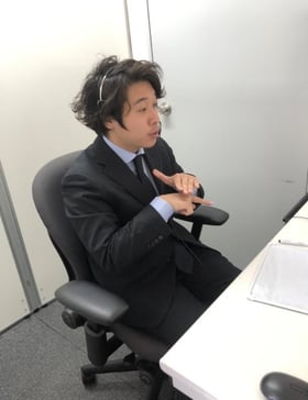大阪本社にて遠隔で手話通訳している様子