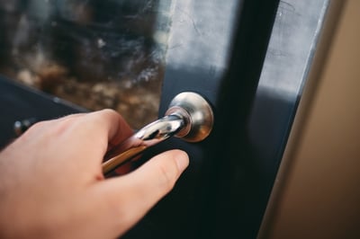 写真　レバーを下げて開閉するレバーハンドル式ドア