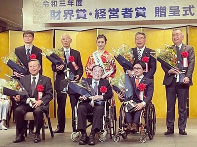 【写真】『財界賞・経営者賞』の贈呈式にて、他の受賞者7名と写真撮影をする垣内の様子