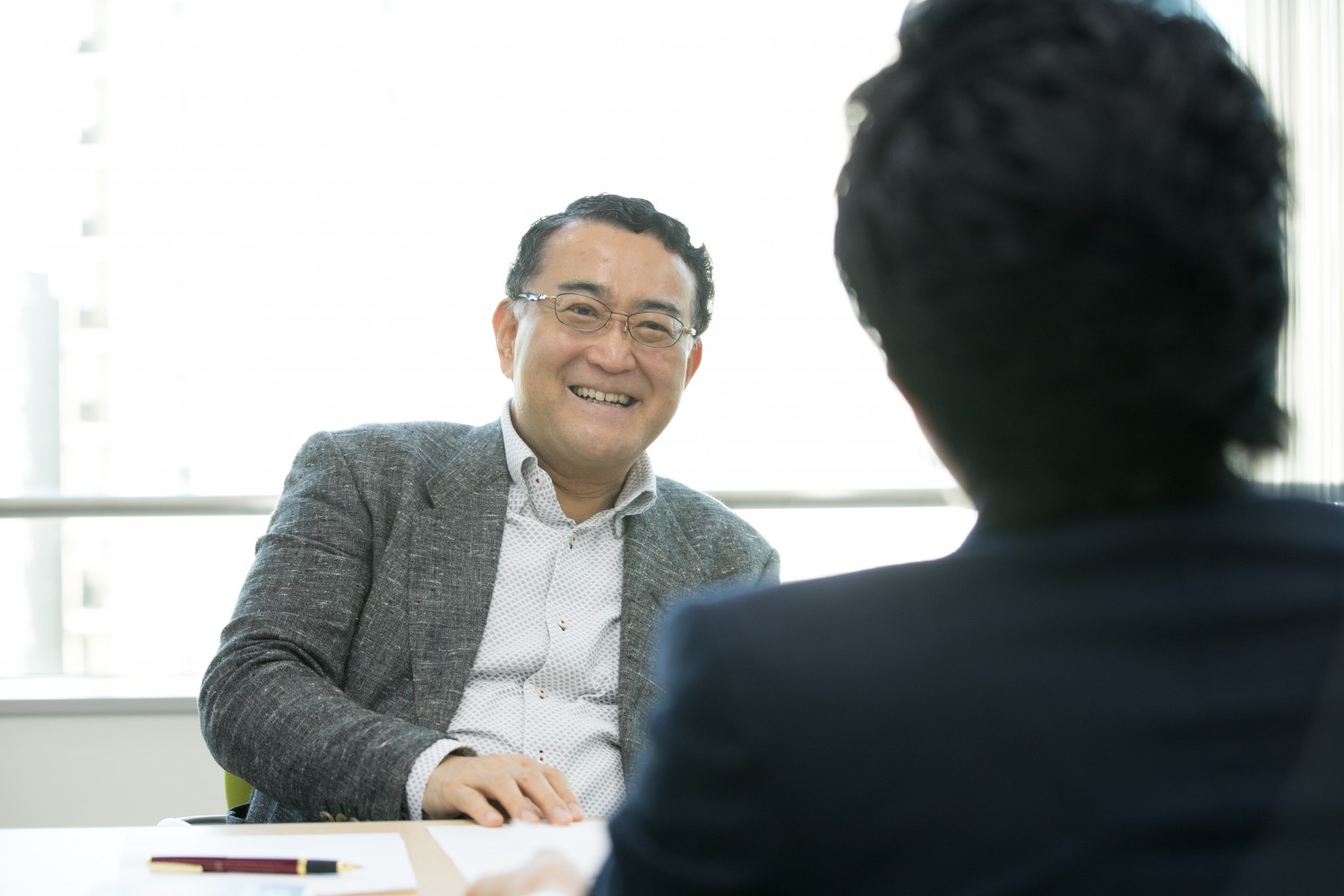 写真　笑顔で対談する北康利さん