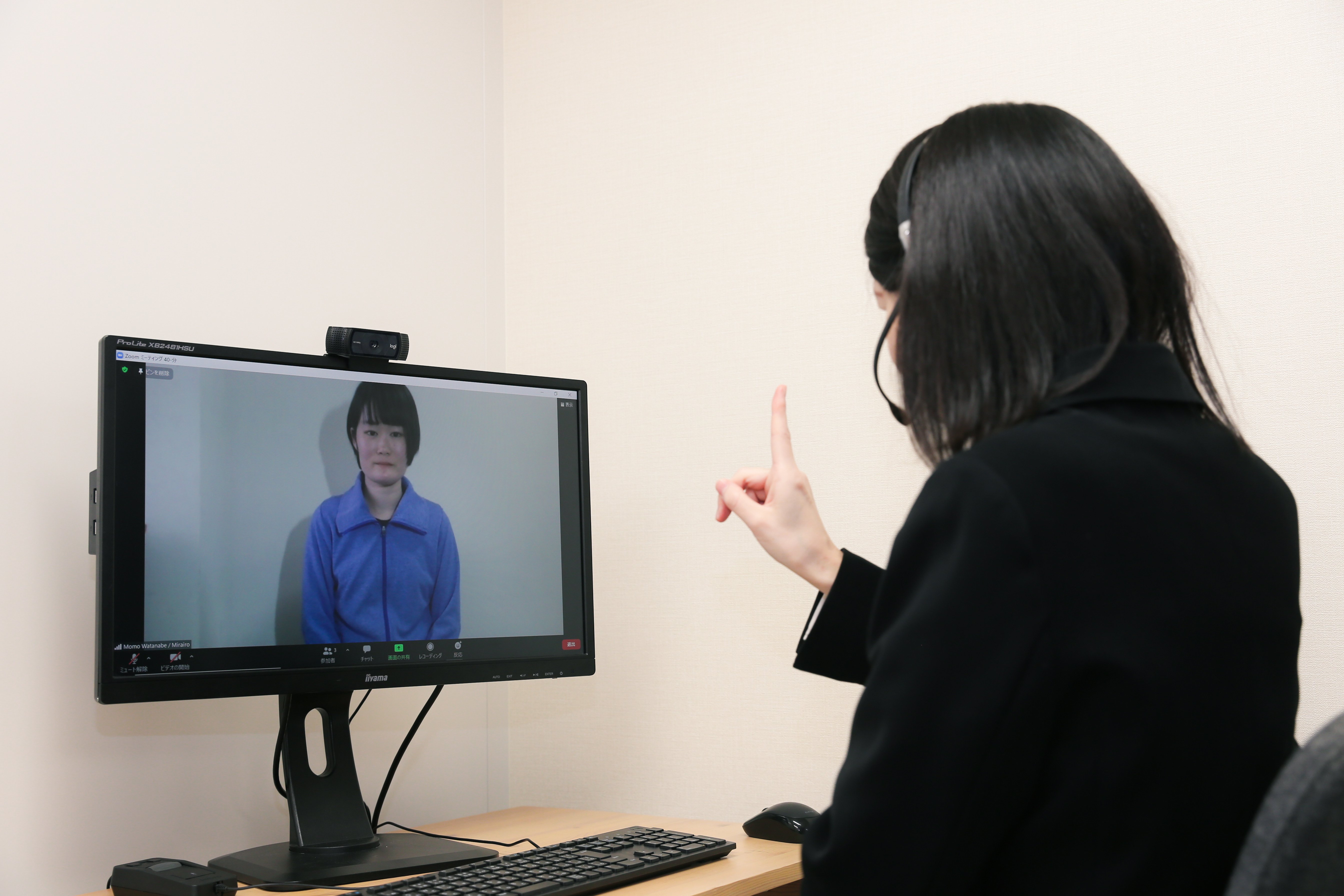 (写真)オンラインで手話通訳をしている様子