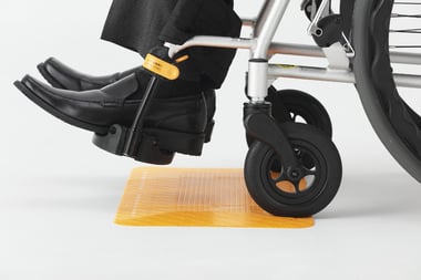写真　マットの上を車いすが通る様子