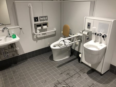 【写真】オストメイト、手すり、トイレ