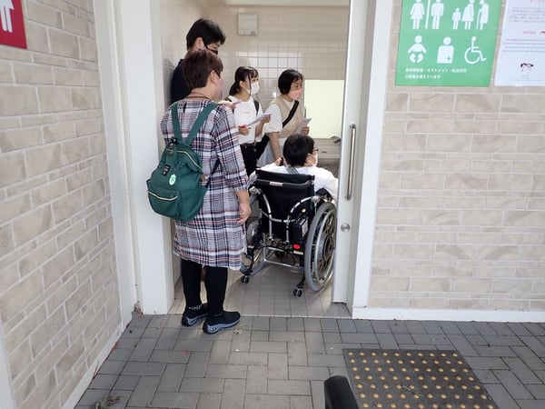 写真　バリアフリートイレの調査中