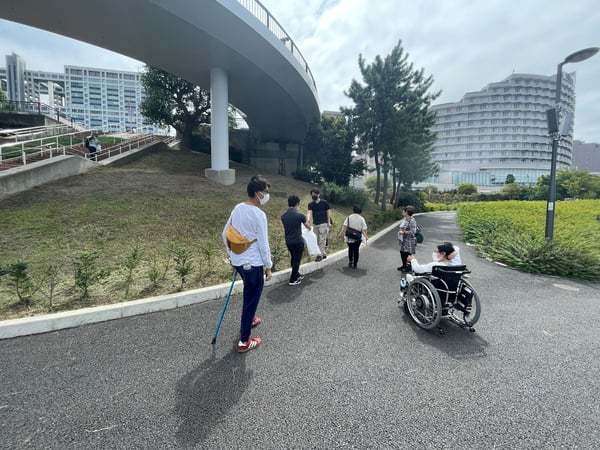 写真　ゴミ拾い中