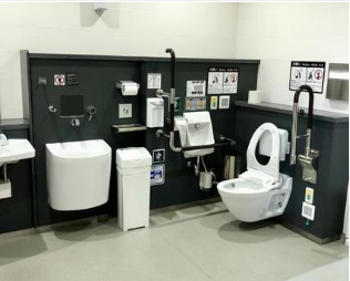 多機能トイレの内部の画像