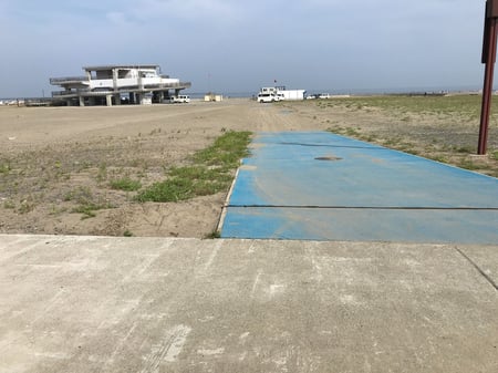 写真　砂浜の一部に道を設置した様子