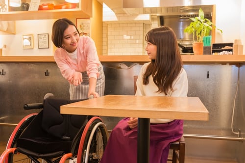 車いすユーザーへの接客の様子