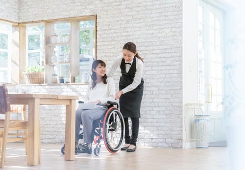 車いすユーザーへの接客の様子