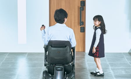 写真　ボタンで開閉する様子