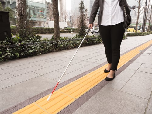写真　両脇にラインのある点字ブロック