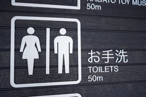 写真　トイレが50メートル先にあることを示すサイン