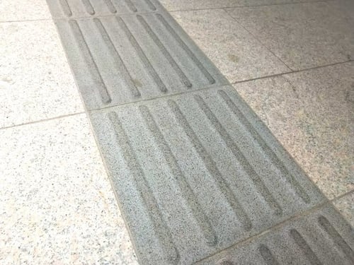 写真　床と同系色の点字ブロック