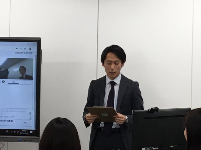 写真 司会を務めるミライロ社員、林