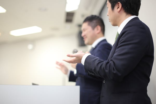 手話通訳をしている様子
