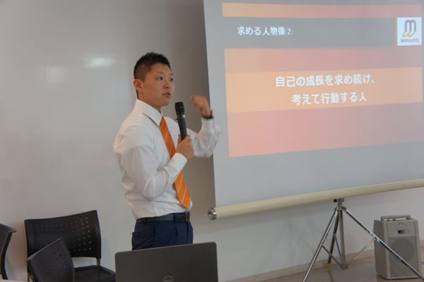 写真　人事部長の堀川