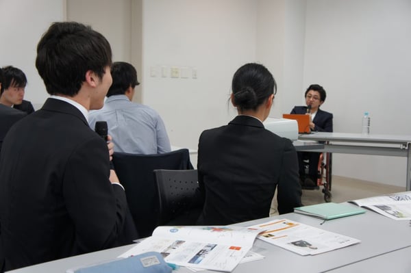 写真　質問をする学生さん