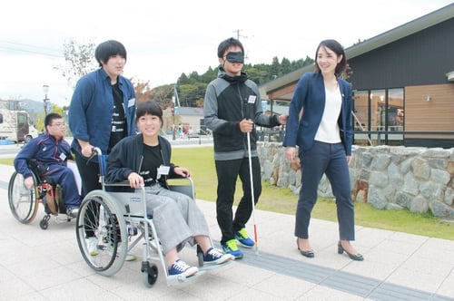 写真　中高生たちと行ったバリアフリー調査の様子