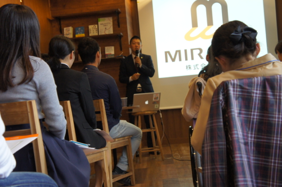 写真　講演中