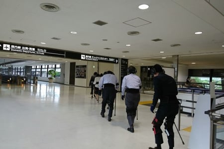 写真　空港内で高齢者体験をする様子