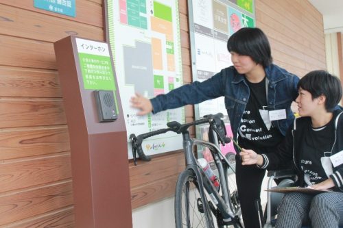写真　触地図を触る様子