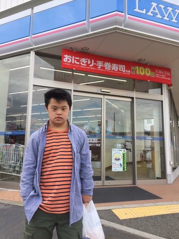 写真　ローソンの前に立つ岸田の息子・良太さん