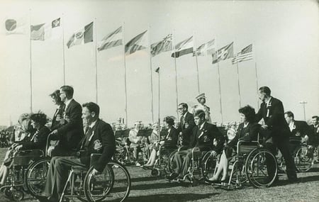 【写真】1964年の東京パラリンピックの入場