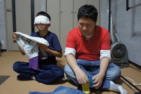 写真　手探りで服を探す様子