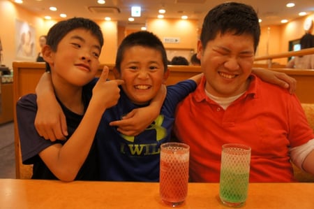 写真　原口と小学生二人