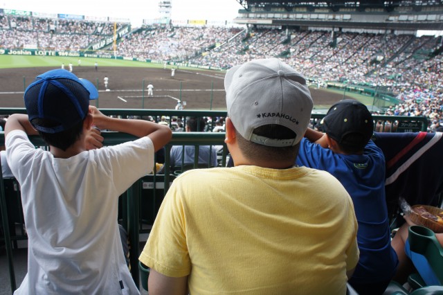 写真　原口と小学生2人が観戦する後ろ姿